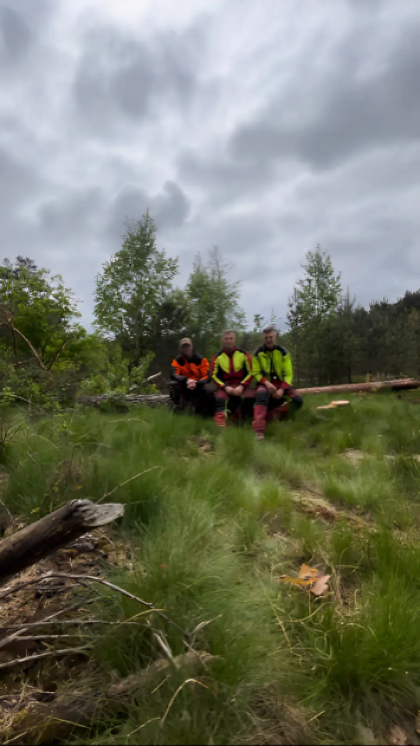 Forstservice F.Scholz - Team auf einem Holzstamm sitzend
